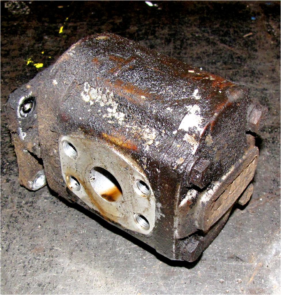 1978 - 1982 Mitsubishi mt750 Diesel Kayaba KYB Hydraulic Pump used tractor part