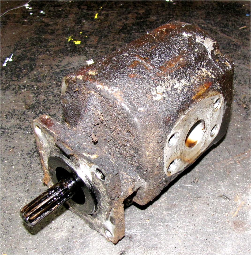 1978 - 1982 Mitsubishi mt750 Diesel Kayaba KYB Hydraulic Pump used tractor part