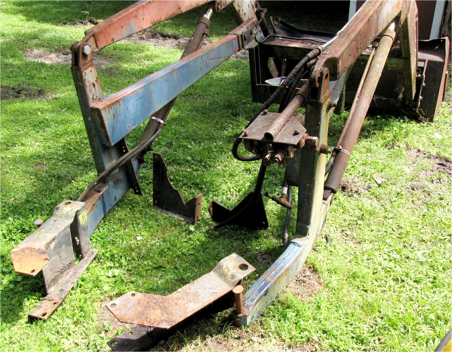 Front end loader bucket view for Mitsubishi MT750 tractor