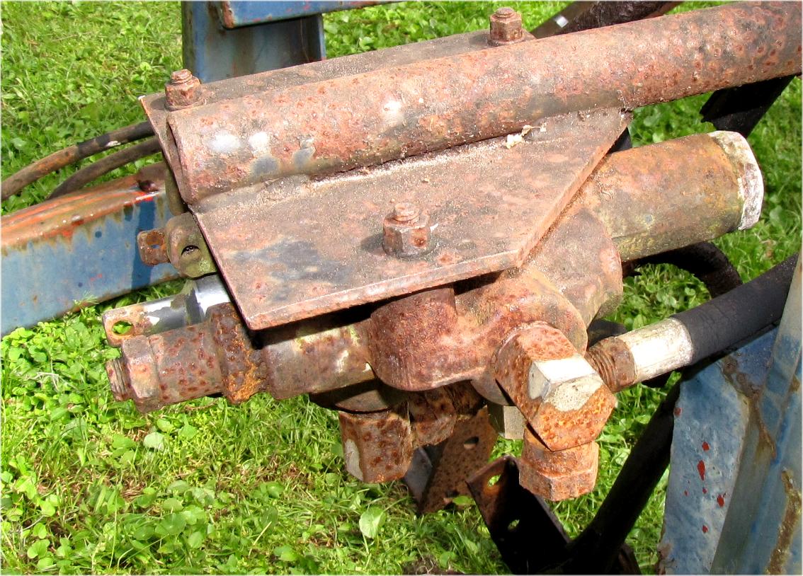 Front end loader rear mounting view for Mitsubishi MT750 tractor